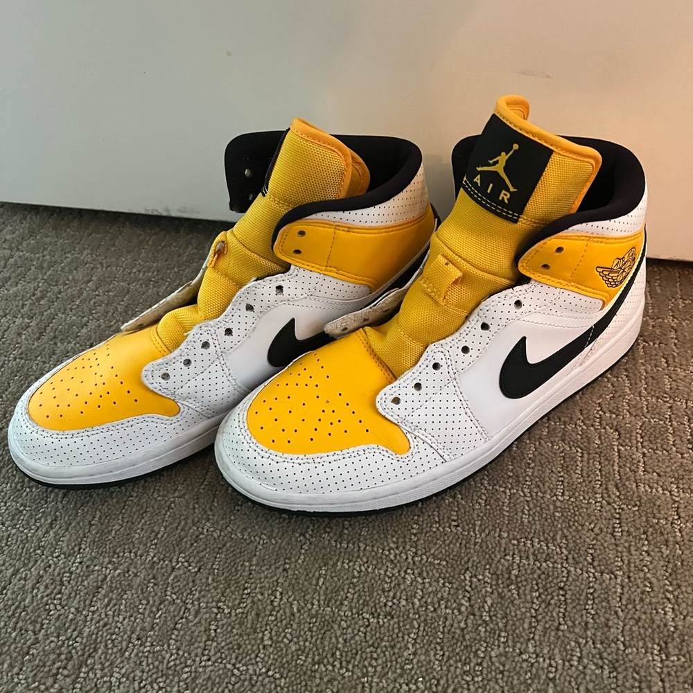 Like new back/yellow hi top air Jordans